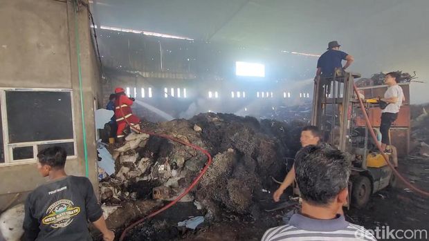 Gudang besi di Desa Karangrejo Kecamatan Jakenan, Pati terbakar, Kamis (2/5/2024).