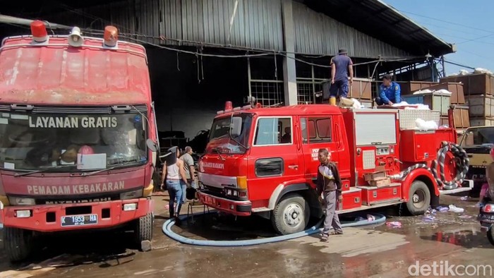 Gudang besi di Desa Karangrejo Kecamatan Jakenan, Pati terbakar, Kamis (2/5/2024).