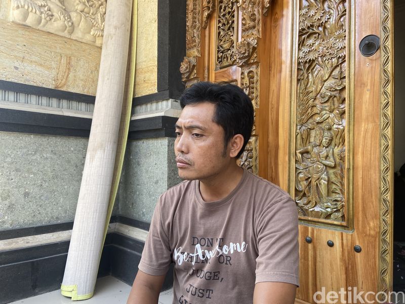 I Gede Hardi Raharja, Kepala Lingkungan Banjar Aseman Kawan, saat ditemui di kediamannya pada Rabu (1/5/2024). (Rusmasiela Mewipiana Presilla/detikBali)