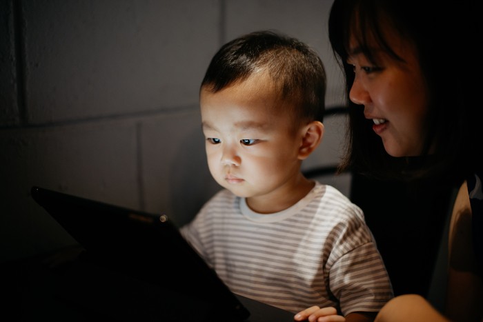 Ilustrasi Anak Bayi Main Gadget