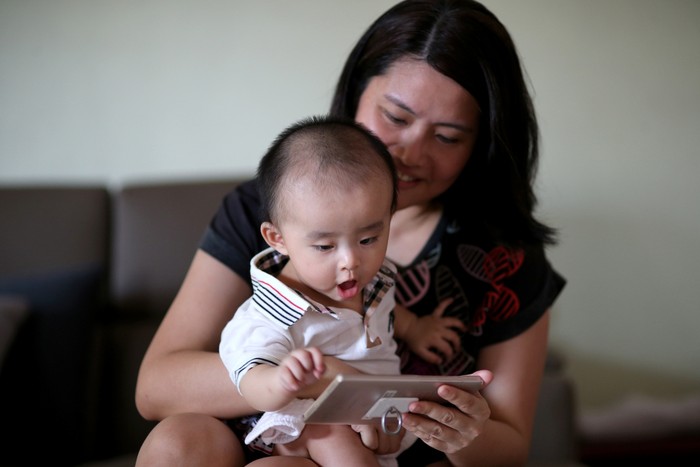 Ilustrasi Anak Bayi Main Gadget Ilustrasi Anak Bayi Main Gadget