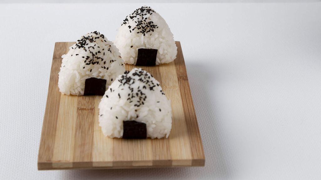 Ilustrasi makanan khas Jepang Onigiri. (Dok. Freepik)