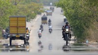 Kota tersebut mengalami kondisi panas ekstrem dengan suhu tercatat mencapai 42 derajat Celsius. (AP Photo/Mahesh Kumar A.)  
