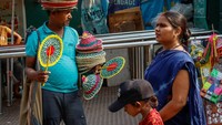 Para ilmuwan mengatakan perubahan iklim berkontribusi terhadap gelombang panas yang lebih sering, parah, dan lebih lama selama musim panas. (REUTERS/Sahiba Chawdhary)  