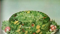 Puding tuna yang satu ini sebenarnya merupakan kreasi salad tuna dengan isian lobak dan sayuran segar lainnya. Foto: Pool/Site Culinary
