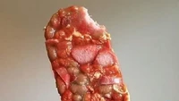 Jika biasanya es loli dibuat dari sirup buah atau cokelat, kalau es loli ini diolah dari kacang, kecap hingga irisan sosis beku. Foto: Pool/Site Culinary