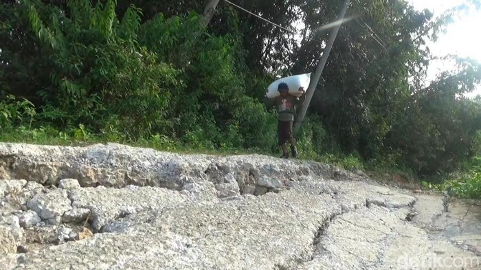 Jalan amblas akibat pergerakan tanah di Purwakarta