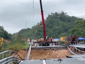Jalan di China Runtuh: 23 Kendaraan Jatuh, 36 Orang Tewas