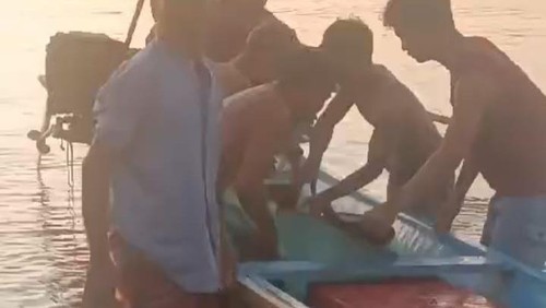 Jenazah nelayan di Lombok Timur, NTB, Sarapudin, dibawa menggunakan perahu seusai ditemukan tewas di atas keramba udang. (Dok. Polres Lombok Timur)