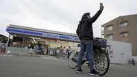 Meskipun booming pariwisata telah membantu industri ini, hal ini telah memicu keluhan dari penduduk di tujuan wisata populer, seperti Kyoto dan Kamakura. Di Kyoto, distrik geisha terkenal baru-baru ini memutuskan untuk menutup beberapa gang milik pribadi.