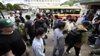 Pemerintah kota telah mencoba metode lain: papan rambu yang mendesak pengunjung untuk tidak berlari ke jalan dan menggunakan penyeberangan yang ditentukan dalam bahasa Inggris, China, Thailand, dan Korea, dan bahkan menyewa petugas keamanan untuk mengendalikan massa. Tidak ada yang berhasil.