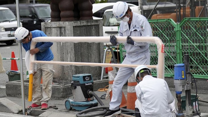 Jepang Mulai Tutup Spot Foto Gunung Fuji Gegara Turis Nakal Workers set up a barricade near the Lawson convenience store, where the popular photo spot framing a picturesque view of Mount Fuji in the background Tuesday, April 30, 2024, at Fujikawaguchiko, Yamanashi Prefecture, central Japan. (AP Photo/Eugene Hoshiko)