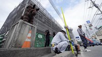 Para pekerja mendirikan barikade di dekat toko serba ada Lawson, tempat berfoto populer yang membingkai pemandangan indah dengan latar belakang Gunung Fuji di Fujikawaguchiko, Prefektur Yamanashi, Jepang tengah, Selasa (30/4/2024). Kota Fujikawaguchiko sudah cukup banyak dikunjungi wisatawan.