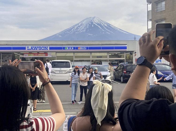 Jepang Mulai Tutup Spot Foto Gunung Fuji Gegara Turis Nakal