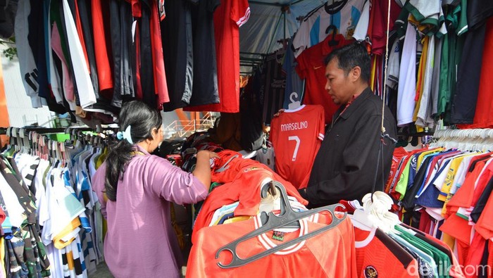 Jersei timnas masih banyak diburu pembeli jelang nobar