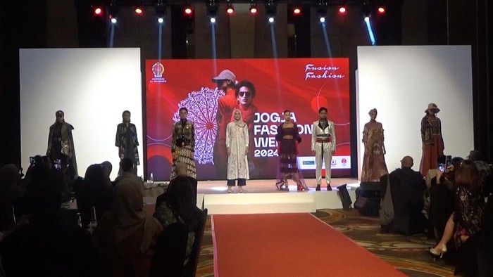 Kick off Jogja Fahsion Week (JFW) 2024 di Royal Ambarrukmo.