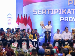 Pemerintah Serahkan 10 Ribu Sertifikat Tanah ke Warga Banyuwangi