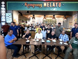 Jokowi Ngemal Bareng Basuki-Zulhas di NTB, Warga Antusias Ajak Swafoto