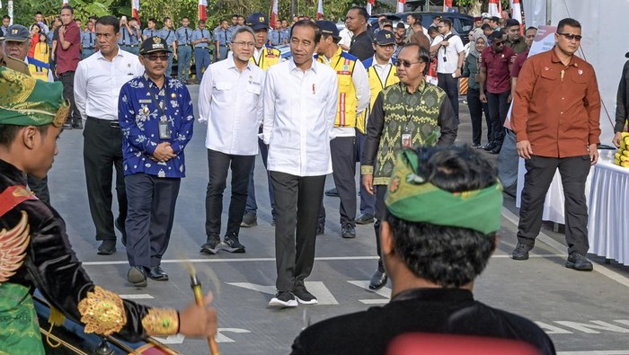 Presiden RI Joko Widodo (tengah) didampingi Menteri Perdagangan Zulkifli Hasan (ketiga kiri) dan Menteri Pertanian Amran Sulaiman (kiri) saat meresmikan Inpres Jalan Daerah (IJD) di Desa Lembar,  Kecamatan Lembar, Lombok Barat, NTB, Kamis (2/5/2024). Presiden Jokowi meresmikan pembangunan Inpres Jalan Daerah (IJD) Lembar Sekotong - Pelangan segmen Lembar - Gili Mas (Lombok), Polamata-Jelenga (Sumbawa Barat), Sabedo Dalam - Bukit Planing, Lenangguar - Teladan (Sumabawa), Wilamaci - Karumbu - Sape (Bima) dengan total panjang 40,63 km dan total biaya Rp211,84 milyar.ANTARA FOTO/Ahmad Subaidi/foc.