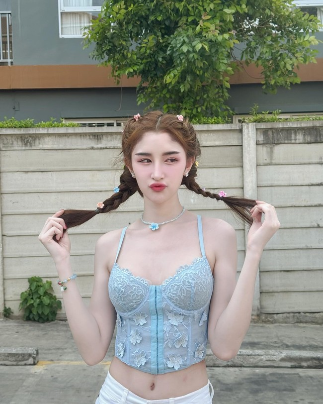 Karena itu, keduanya pergi ke kantor perekrutan dengan membawa sertifikat operasi penggantian kelamin untuk mengajukan pengecualian. Begini potretnya saat memamerkan laporannya dikecualikan dari wajib militer. Foto: Instagram