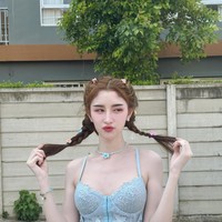 Karena itu, keduanya pergi ke kantor perekrutan dengan membawa sertifikat operasi penggantian kelamin untuk mengajukan pengecualian. Begini potretnya saat memamerkan laporannya dikecualikan dari wajib militer. Foto: Instagram