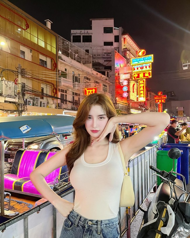 Penampilan kedua transgender yang dilaporkan sering berpartisipasi dalam ajang kecantikan itu tentu mengejutkan calon-calon tentara lain. Foto: Instagram