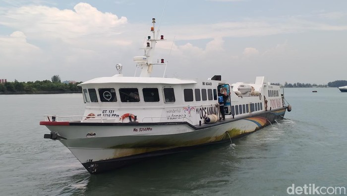 Kapal Ferry tujuan Singapura tengah berlabuh di Pelabuhan Internasional Batam.(Alamudin Hamapu/detikSumut)