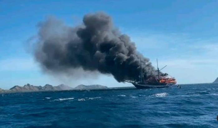 Kapal pinisi bernama Sea Safari VII terbakar saat berlayar di perairan Labuan Bajo, Manggarai Barat, NTT, Kamis (2/5/2024). (Foto: Istimewa)