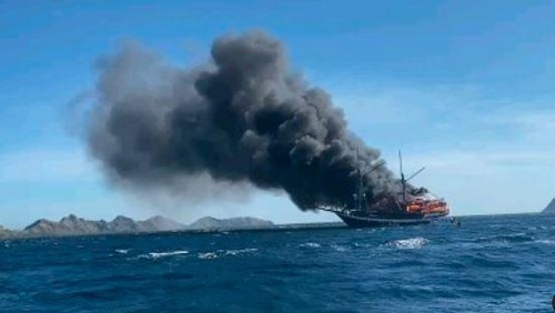 Kapal pinisi bernama Sea Safari VII terbakar saat berlayar di perairan Labuan Bajo, Manggarai Barat, NTT, Kamis (2/5/2024). (Foto: Istimewa)