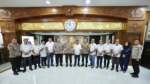Kapolresta Malang Kota Kombes Budi Hermanto menerima trofi penghargaan dari PWI Jatim.
