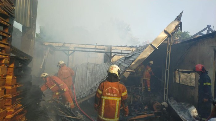 Kebakaran gudang di Surabaya