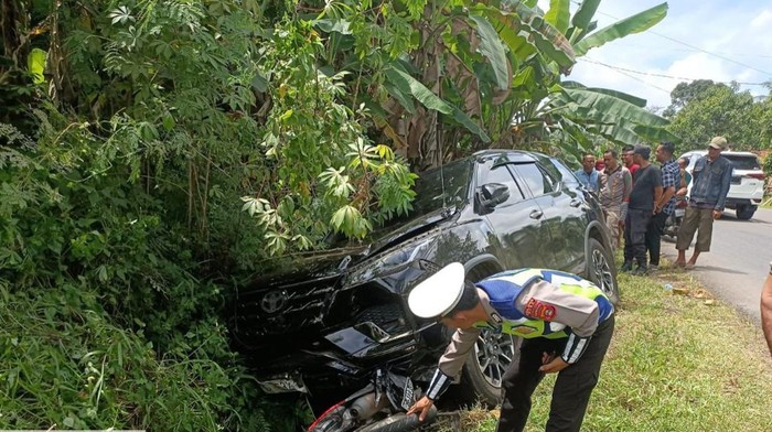 Toyota Fortuner yang dikemudikan seorang ASN BPBD Musi Banyuasin tabrakan dengan motor Yamaha Mio M3 di jalan lintas Betung-Sekayu. Pemotor yang merupakan pelajar tersebut patah kaki akibat kecelakaan tersebut.