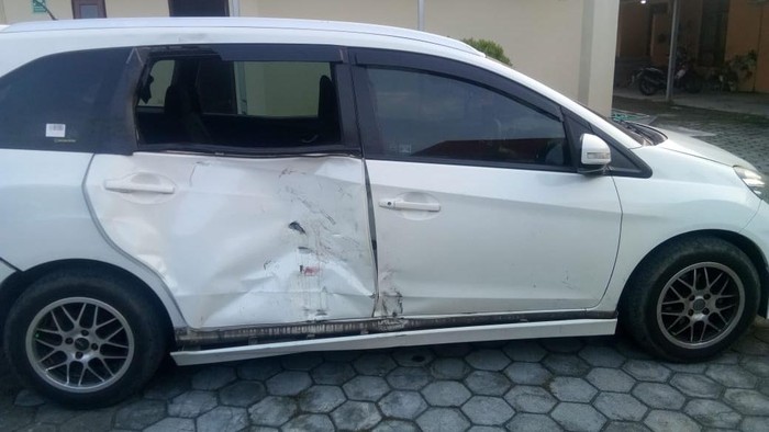 Kondisi mobil yang terlibat kecelakaan di Jalan Imogiri Barat, Sumberagung, Jetis, Bantul tepatnya di simpang empat Jetis.