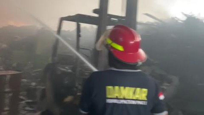 Kejadian kebakaran di gudang besi Desa Karangrejo Kecamatan Jakenan, Pati, Kamis (2/5/2024).