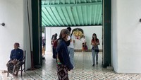 Masuk ke Museum Keraton Yogyakarta pengunjung akan dikenai biaya Rp 15.000 untuk domestik dan Rp 25.000 untuk wisatawan asing. Setiap pengunjung yang hadir akan disambut sebagai tamu raja dan ditemani oleh abdi dalem sebagai pemandu.