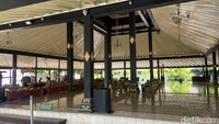 Saat masuk pengunjung akan disambut pertama kali dengan ruang sidang atau disebut bangsal Pancaniti yang dulunya menjadi ruang peradilan meneliti lima perkara yang ada di kerajaan. Di tengah-tengahnya terdapat singgasana raja. Kemudian memasuki kawasan komplek inti akan disambut dengan dengan Bangsal Srimanganti yang menjadi ruang tunggu tamu raja sebelum diterima ke dalam.