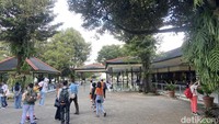 Terdiri dari tiga bagian, yaitu komplek depan kraton, komplek inti kraton, dan kompleks belakang kraton. Sayangnya, tidak semua area dapat dinikmati oleh pengunjung. Salah satu yang menjadi rujukan wisata favorit adalah Kagungan Dalem Komplek Kedhaton tepatnya di Museum Keraton Yogyakarta atau Museum Kedhaton.