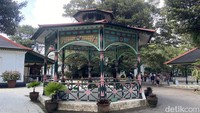 Selain berkeliling, pihak keraton aktif mengadakan pertunjukkan untuk menghibur tamu. Di Bangsal Srimanganti, dari pukul 09.00 hingga 11.00 setiap hari jenis pertunjukkan yang ditampilkan akan berbeda.