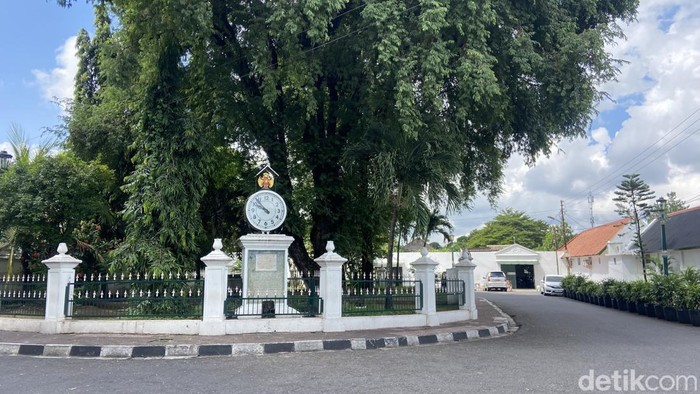 Keliling Museum Keraton Jogja, Rasakan Vibes Menjadi Tamu Raja Main ke Jogja kurang lengkap rasanya jika tidak mengunjungi Keraton Ngayogyakarta Hadiningrat. Keraton merupakan bagian dari sumbu filosofis Jogja yang telah diakui sebagai warisan budaya oleh UNESCO pada tahun 2023 lalu.
