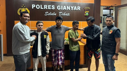 Kelompok warga yang sempat terlibat keributan di Desa Keramas berdamai setelah dimediasi di Polres Gianyar, Rabu (1/5/2024). Foto: Dok. Polres Gianyar)