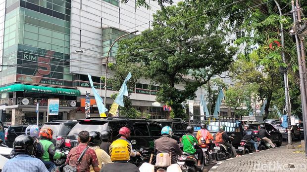 Kemacetan panjang di Jalan Kapten Maulana Lubis hari ini, jelang nobar Timnas Indonesia di kawasan kantor Wali Kota Medan. (Elisabeth Christina/detikSumut)