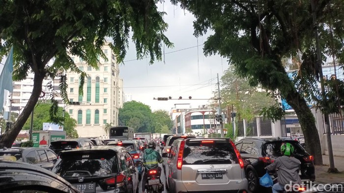 Kemacetan panjang yang terjadi di Kawasan Kantor Wali Kota Medan, akibat terpasang videotron raksasa di badan jalan (Elisabeth Christina/detikSumut)