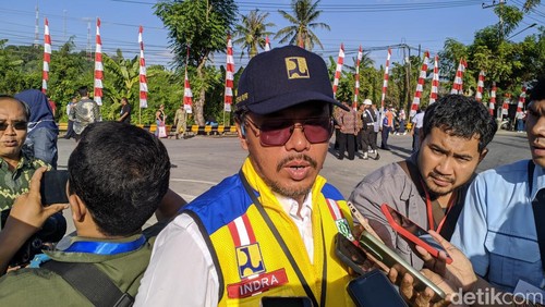 Kepala Balai Pelaksanaan Jalan Nasional (BPJN) Wilayah NTB, Indra Cahya Kusuma saat di Lombok Barat, Kamis (2/5/2024). Foto: (Ahmad Viqi/detikBali).