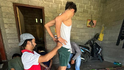 Kepala Dusun di Desa Teruwai, Kecamatan Pujut, Lombok Tengah ditangkap saat pesta sabu di sebuah rumah.