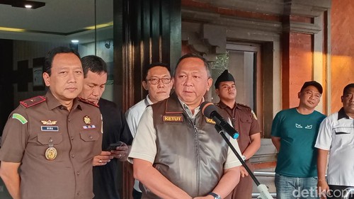 Kepala Kejaksaan Tinggi (Kajati) Bali Ketut Sumedana saat konferensi pers di Kejati Bali, Denpasar, Kamis (2/5/2024).