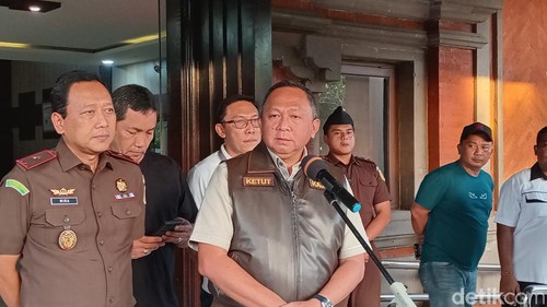Kepala Kejaksaan Tinggi (Kajati) Bali Ketut Sumedana saat konferensi pers di Kejati Bali, Denpasar, Kamis (2/5/2024).