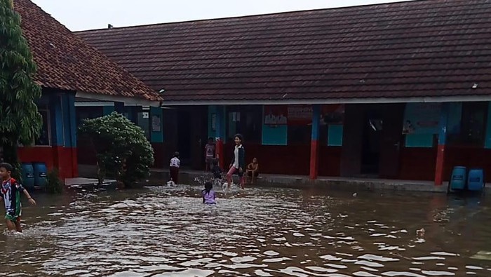 Keterangan foto: SDN 1 Cibereum di Desa Gubugan Cibereum, Kecamatan Maja, Lebak, Banten terendam banjir. (Foto: dok. Istimewa)