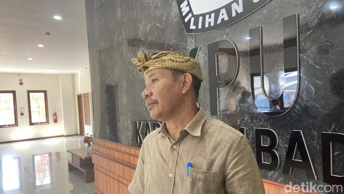 Ketua KPU Badung, I Gusti Ketut Gede Yusa Arsana Putra, saat ditemui wartawan di kantornya, Kamis (2/5/2024). (Rusmasiela Mewipiana Presilla/detikBali)