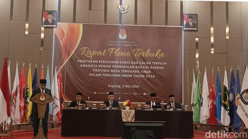 Ketua KPU NTT Jemris Fointuna memberi sambutan saat Rapat Pleno Penetapan Anggota DPRD NTT 2024-2024 di Kupang, Kamis (2/5/2024).
