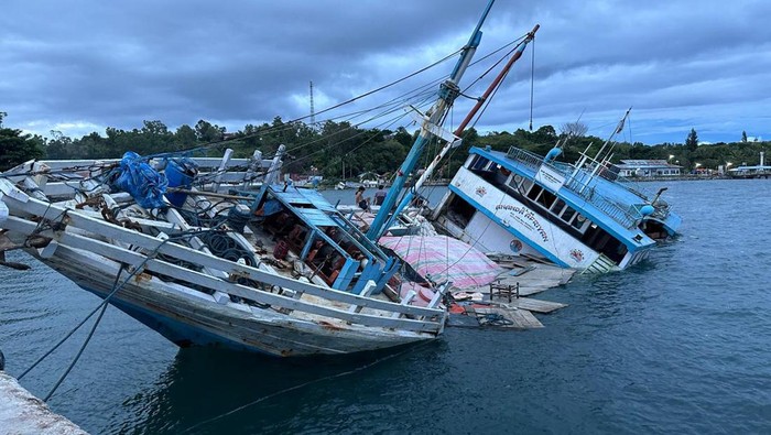 KLM Ananda Afrian tenggelam di depan Pelabuhan Namlea.